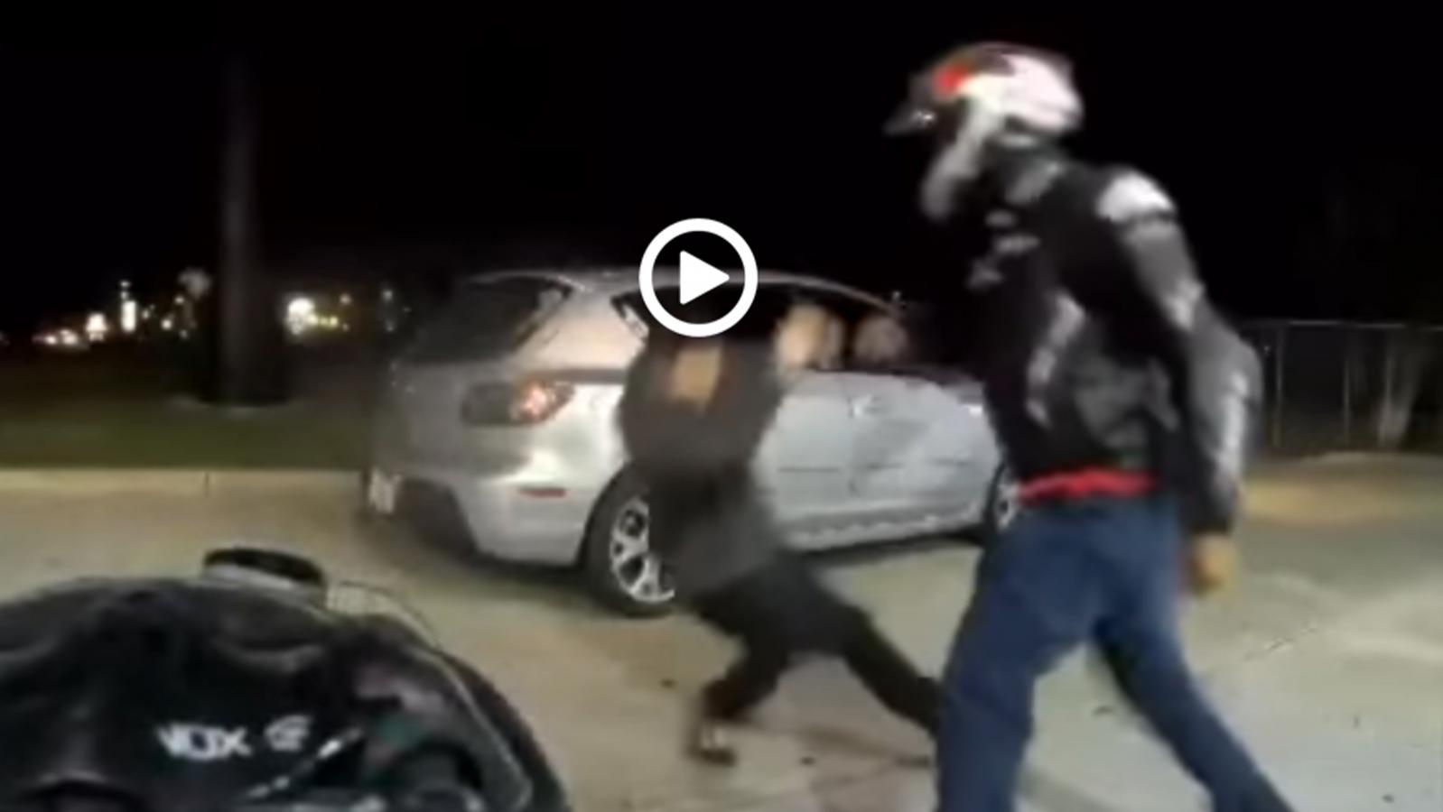 VIDEO:Τον έριξε με το αυτοκίνητο και άρπαξε της χρονιάς του